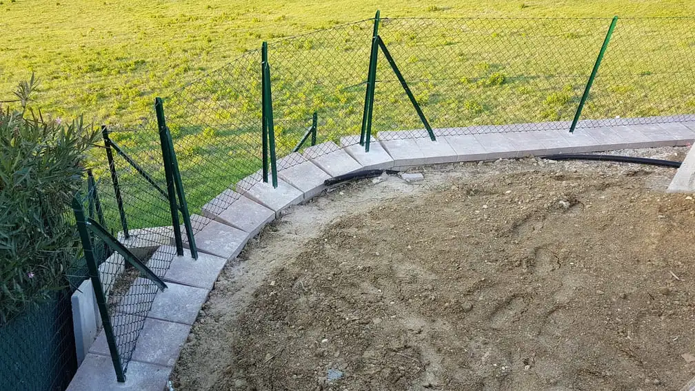 recinzione in curca su blocchi prefabbricati